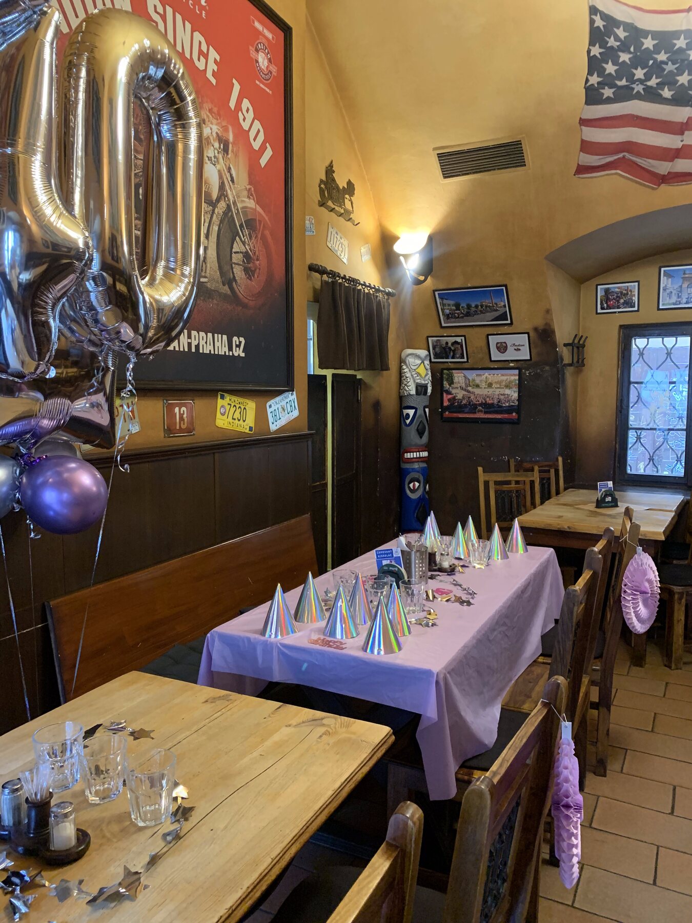 Prostřené stoly s fialovými ubrusy a party čepičkami — výzdoba 40. narozenin